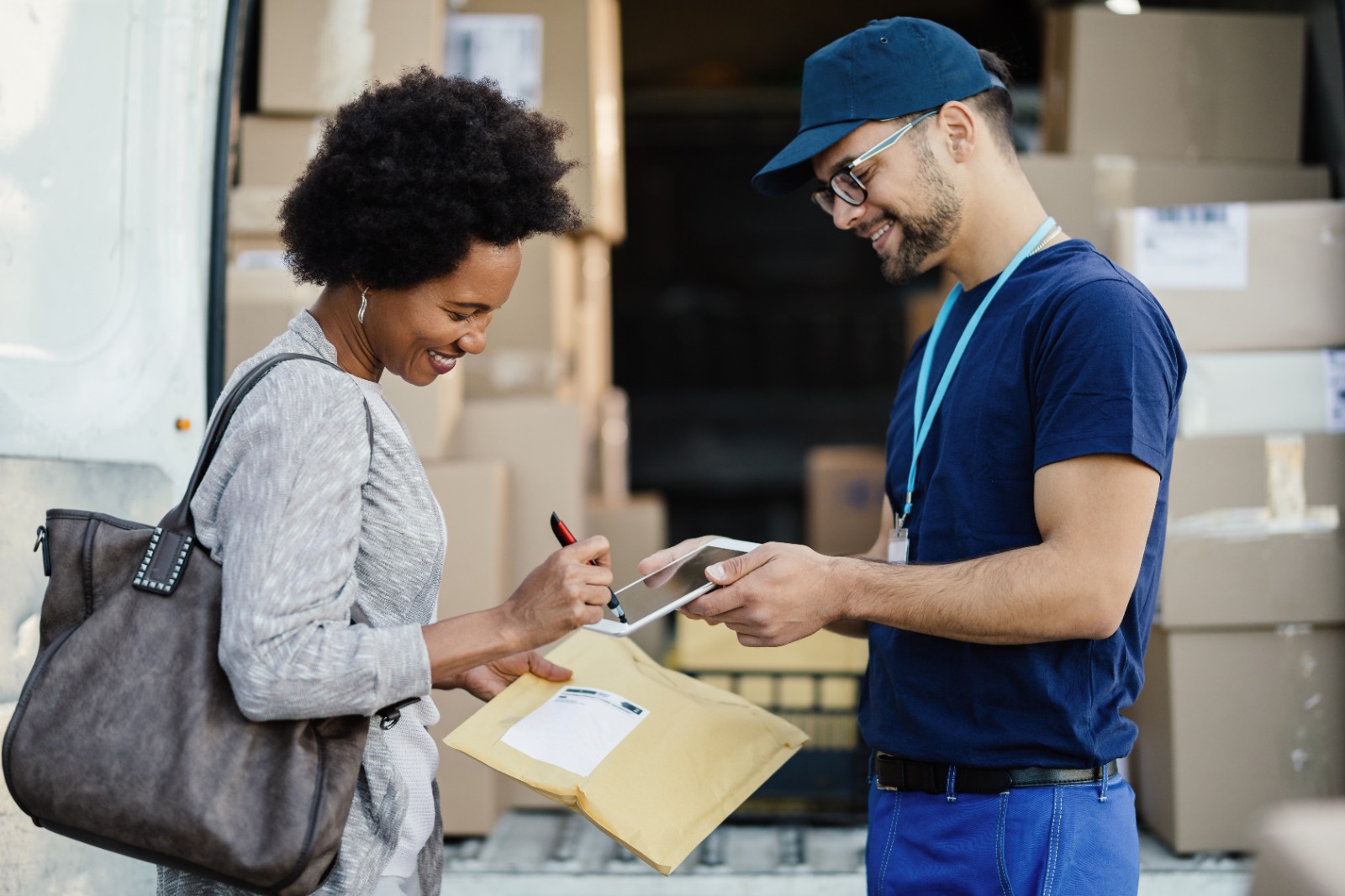 Envía documentos con agilidad y seguridad a todo el país con Expreso Bolivariano