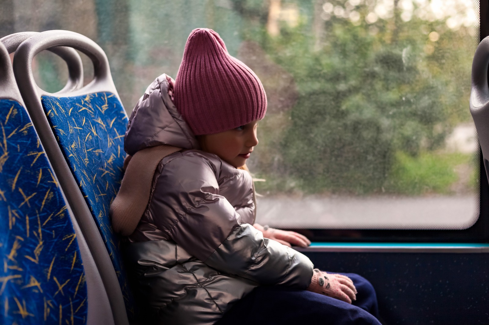 Menores de edad viajando solos en bus: requisitos y permiso