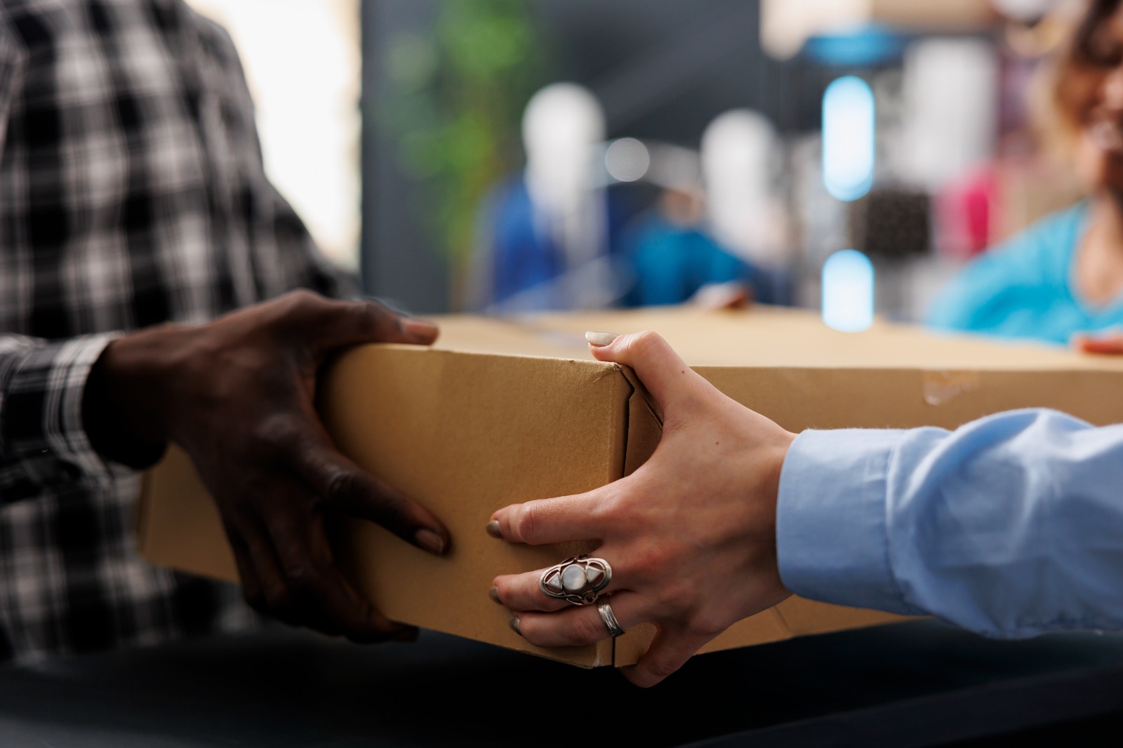 entrega de paquetes con bolivariano